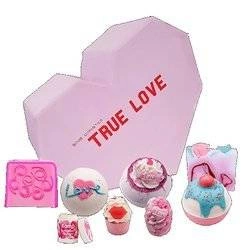 BOMB COSMETICS SET True Love Gift Box Zestaw Kosmetyków Kula Musująca 3szt + Mydełko Glicerynowe 2szt + Maślana Babeczka 2szt + Balsam Do Ust